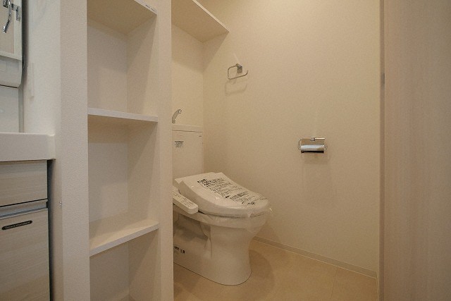 トイレ　落ち着いた色調のトイレです