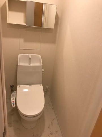 トイレ　温水洗浄暖房便座トイレです