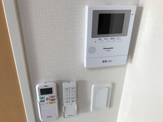 セキュリティ　モニター付きインターホン、エアコン、照明リモコン等あります