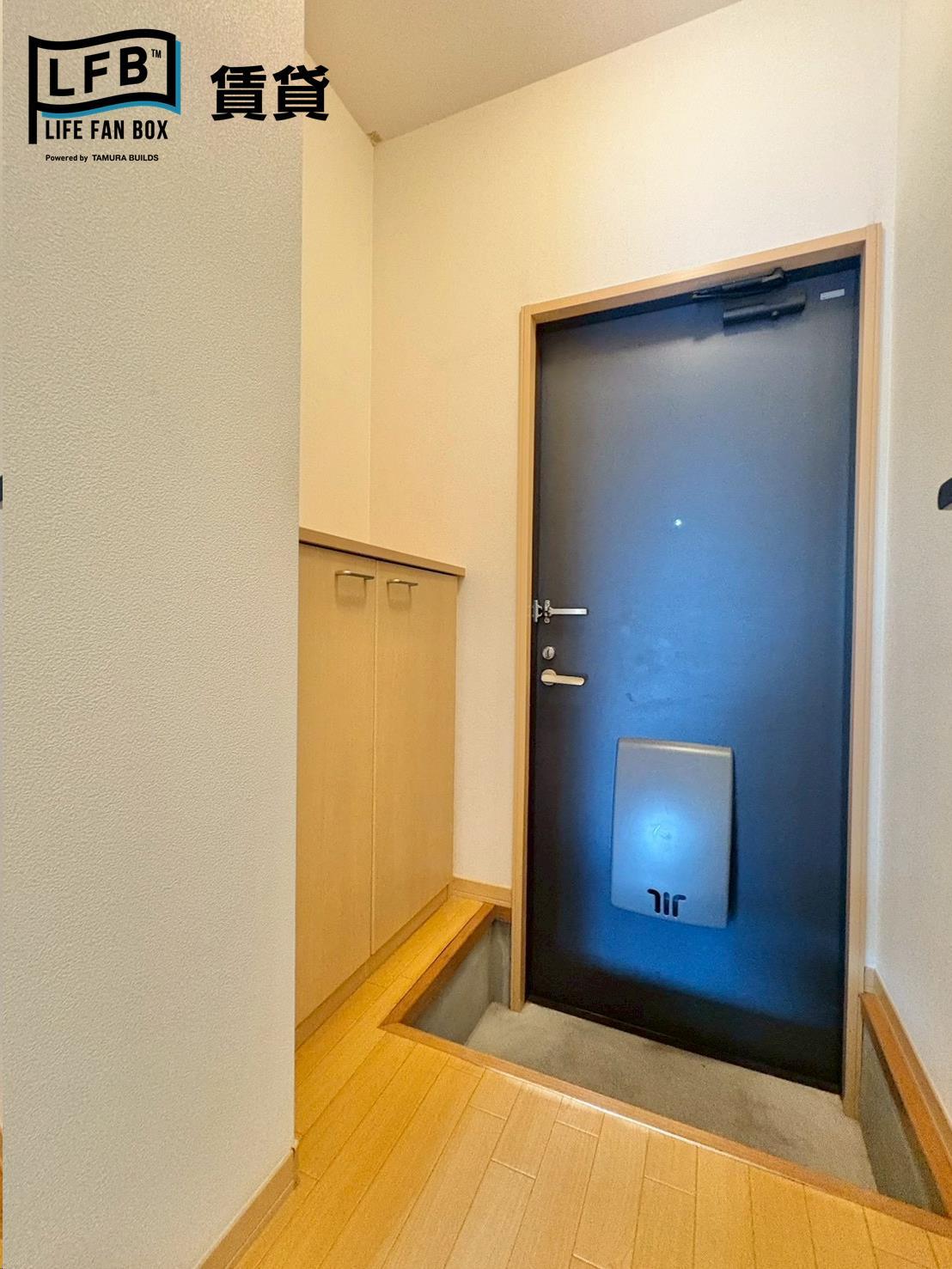 玄関　※反転間取り別部屋の室内写真です。壁紙や床の色、仕様が異なる