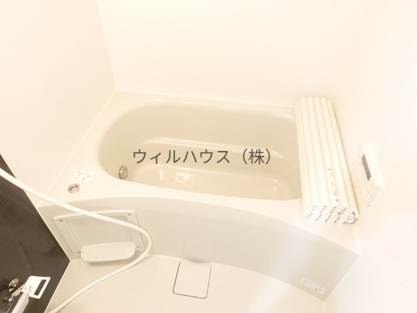 バス・シャワールーム　浴室乾燥機、追い焚き機能付きバス！