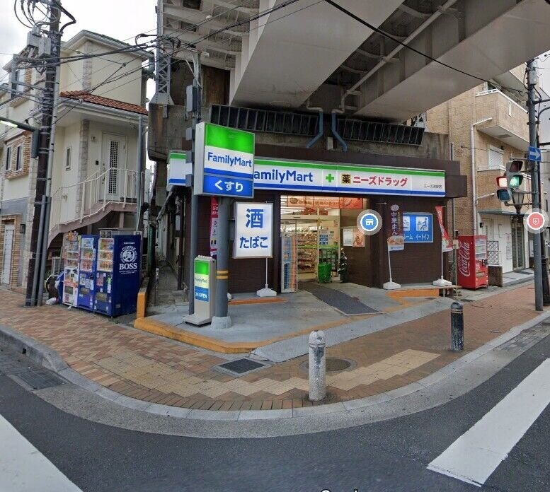 コンビニ　ファミリーマートニーズ浦安店（コンビニ）まで120m