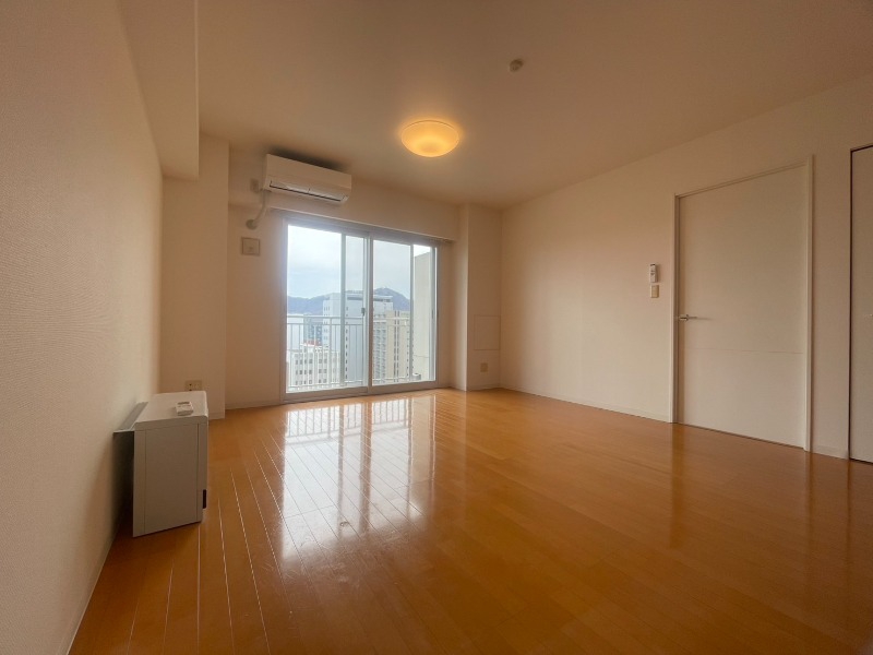 居室・リビング　広くてキレイなお部屋が広がっていて、充実した生活が送れそう。
