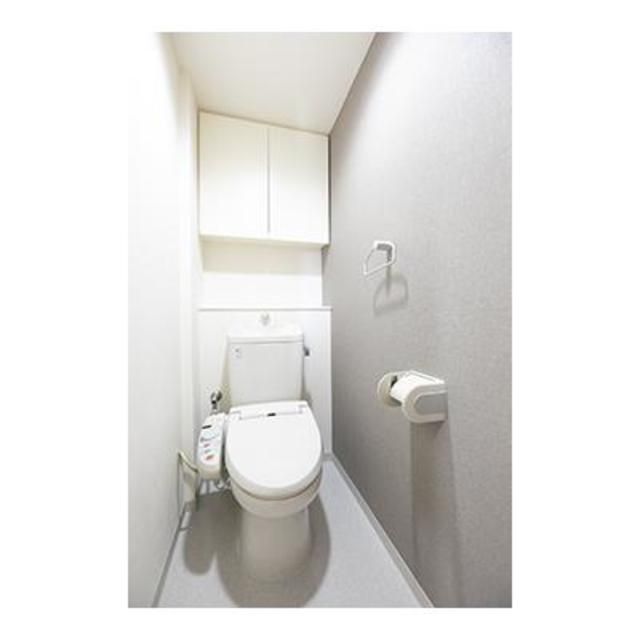 トイレ　落ち着いた色調のトイレです