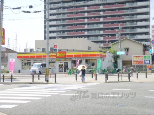 コンビニ　デイリーヤマザキ六地蔵駅前店（コンビニ）まで210m