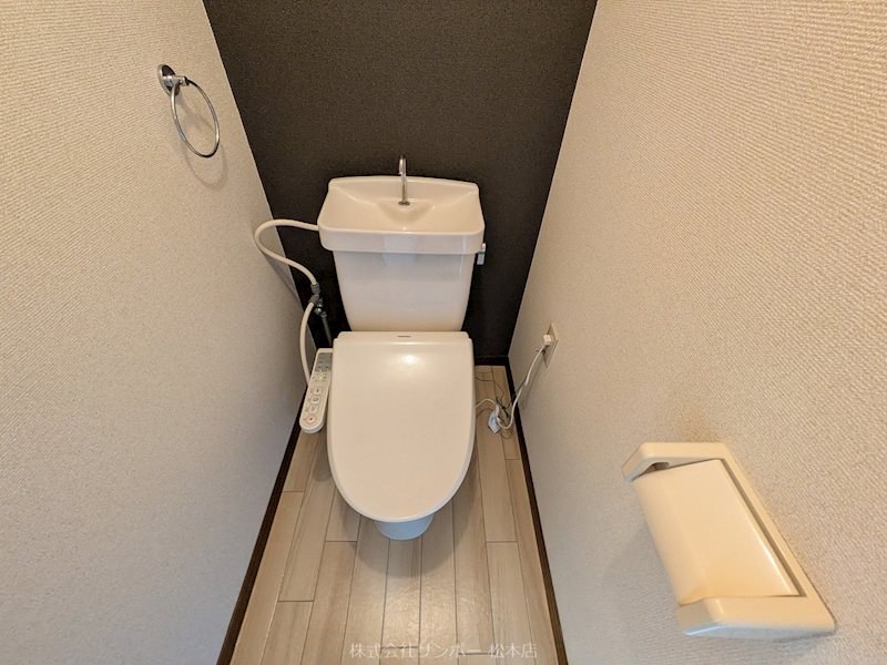 アルピコ交通上高地線 西松本駅 徒歩13分 3階建 築33年のトイレ写真