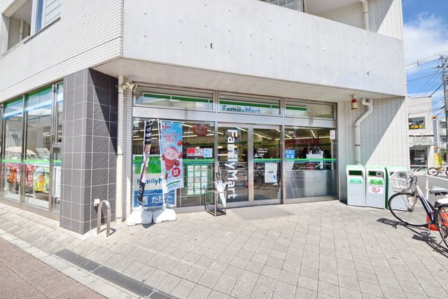 コンビニ　ファミリーマート（コンビニ）まで740m