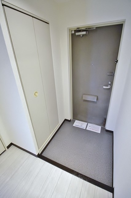 玄関　写真準備中の為、同建物の参考写真になります。