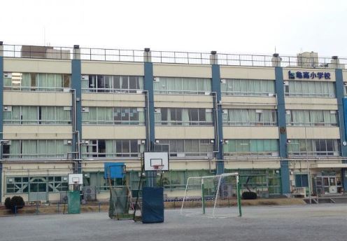 小学校　亀高小学校（小学校）まで447m