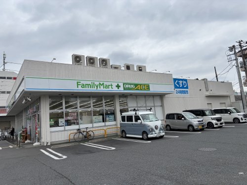 コンビニ　ファミリーマート ドラッグエース鶴ケ岡店（コンビニ）まで432m