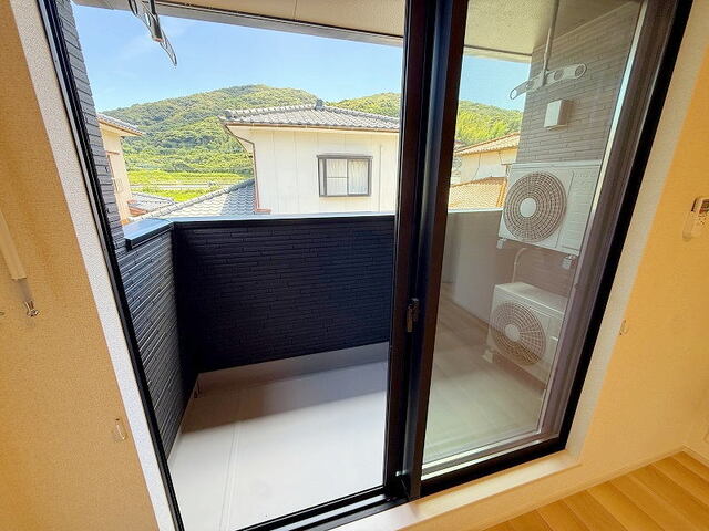 バルコニー　複層ガラス・シャッターつき