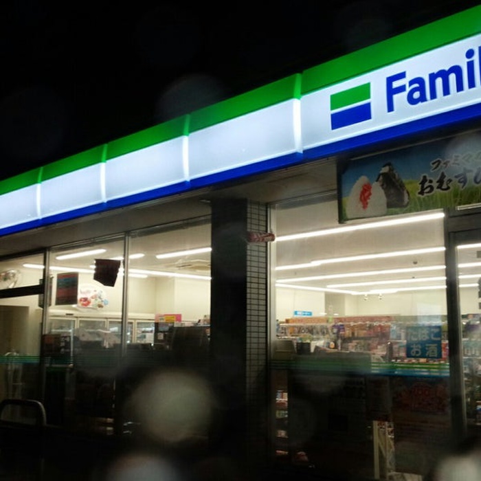 コンビニ　ファミリーマート（コンビニ）まで450m