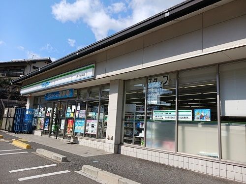 コンビニ　ファミリーマート　妙心寺駅前店（コンビニ）まで550m