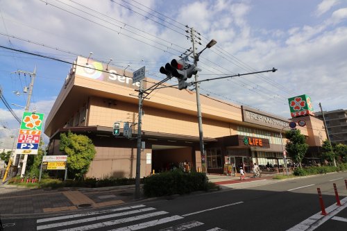 スーパー　ライフ セントラルスクエア高殿店（スーパー）まで750m