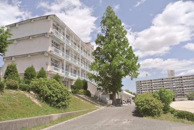 小学校　春日井市立岩成台西小学校（小学校）まで190m