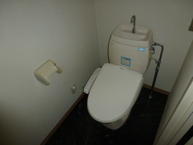 トイレ　※写真は102号室です（参考）