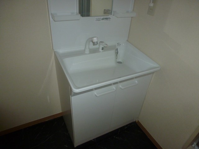 洗面設備　※写真は102号室です（参考）