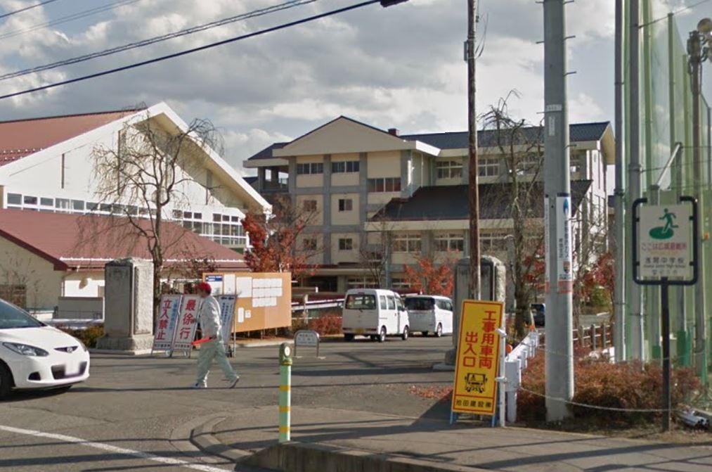 中学校　佐久市立浅間中学校（中学校）まで685m