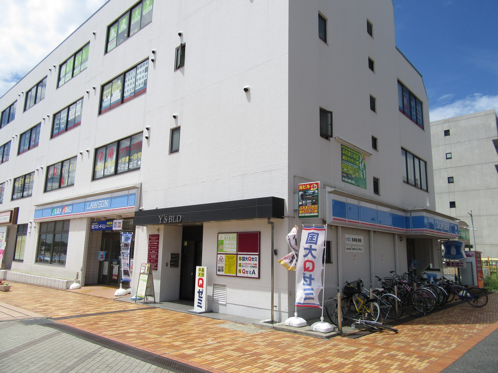 コンビニ　ローソン都筑ふれあいの丘駅前店（コンビニ）まで713m