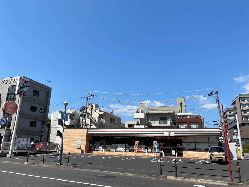 コンビニ　セブンイレブン鹿児島鴨池港前店（コンビニ）まで10m