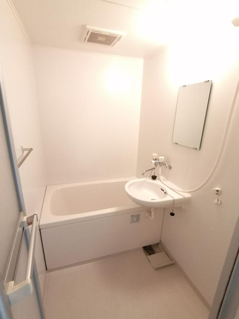 バス・シャワールーム　この写真は同マンションの別のお部屋のものです