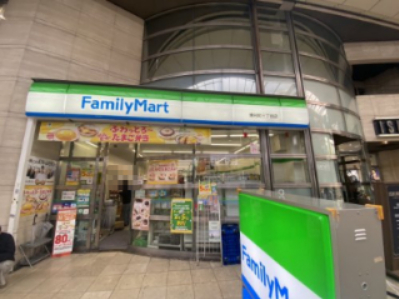 コンビニ　ファミリーマート 博労町三丁目店（コンビニ）まで21m