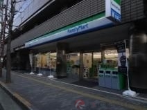 コンビニ　ファミリーマート江坂駅北店（コンビニ）まで66m