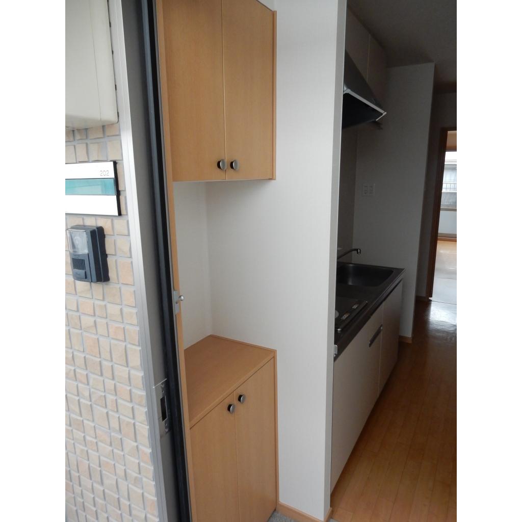玄関　玄関収納も充実