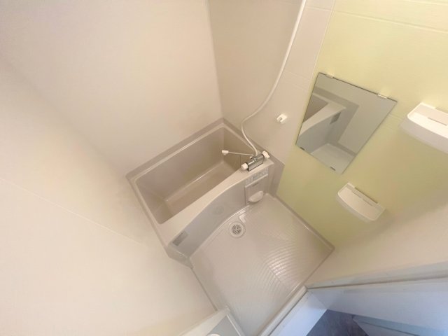 バス・シャワールーム　広めのお風呂は一日の疲れを癒してくれます。