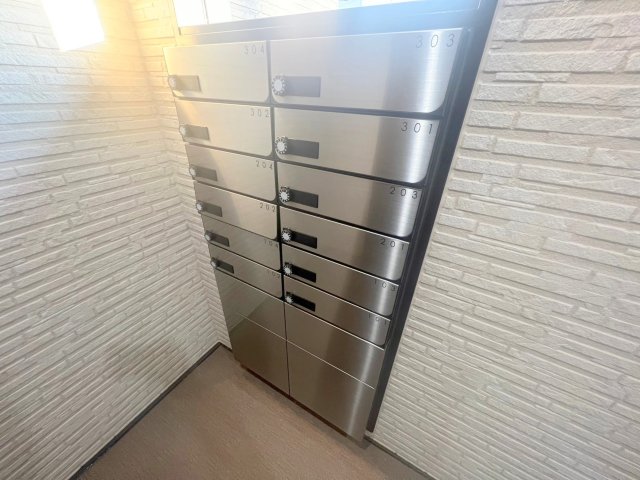 ロビー　ロビーにある各部屋毎のメールボックス。