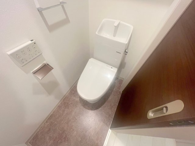 トイレ　綺麗なトイレにはウォシュレット標準装備です。