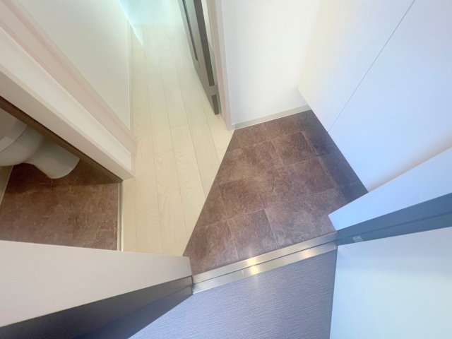 玄関　玄関に入るとお部屋まで一直線、明るい光が差し込みます。