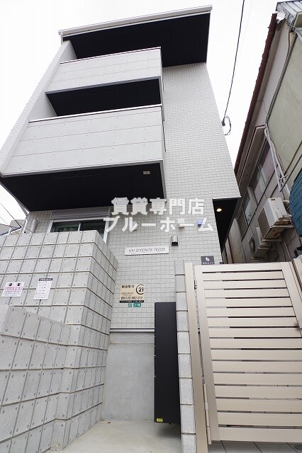 建物外観　鉄骨造3階建ての物件！