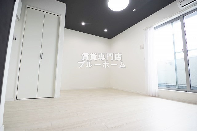 居室・リビング　8.1帖の明るい洋室！