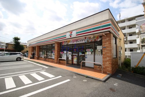 コンビニ　セブンイレブン 横浜高田東3丁目店（コンビニ）まで677m