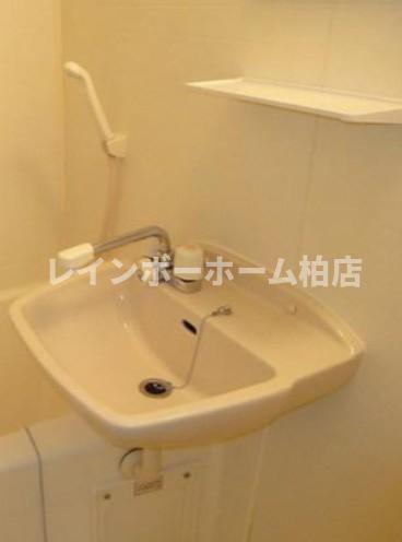 洗面設備　明るい洗面所です
