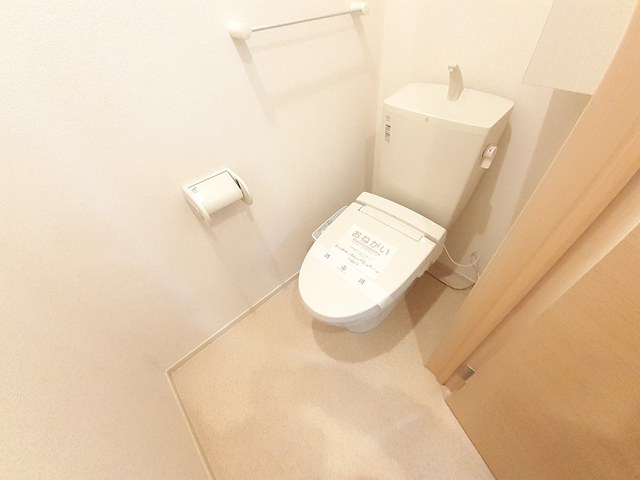 トイレ　温水洗浄便座付きのトイレです☆