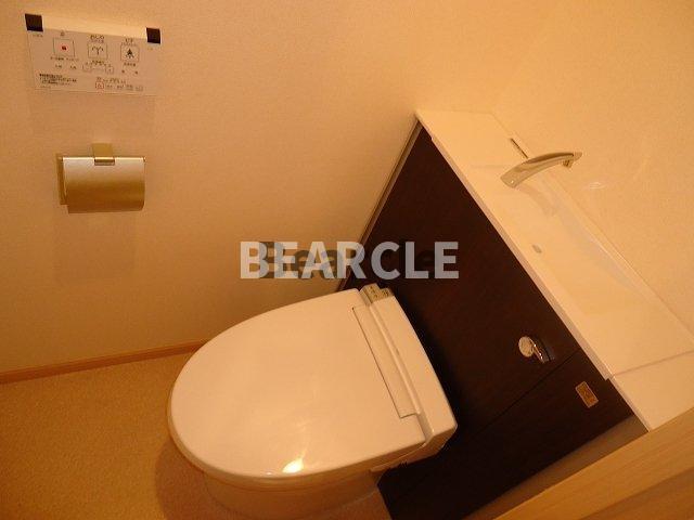 トイレ　落ち着いた色調のトイレです