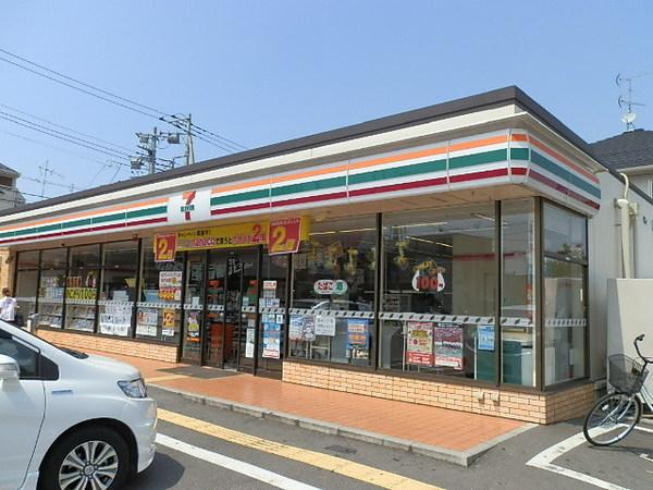 コンビニ　セブンイレブン（コンビニ）まで277m