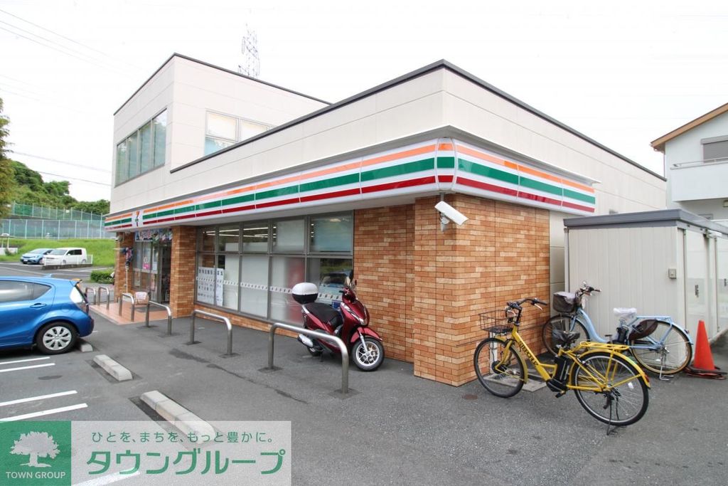 コンビニ　セブンイレブン横浜港南台4丁目店（コンビニ）まで690m
