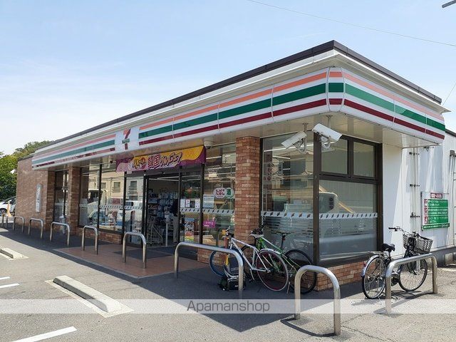 コンビニ　セブンイレブン様（コンビニ）まで1032m