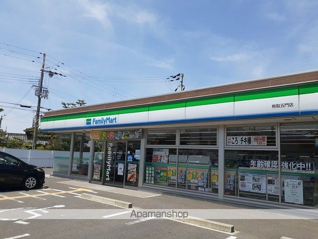 コンビニ　ファミリーマート様（コンビニ）まで1855m