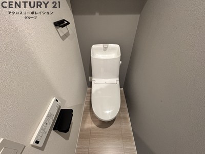 トイレ　収納棚あり・温水洗浄便座完備