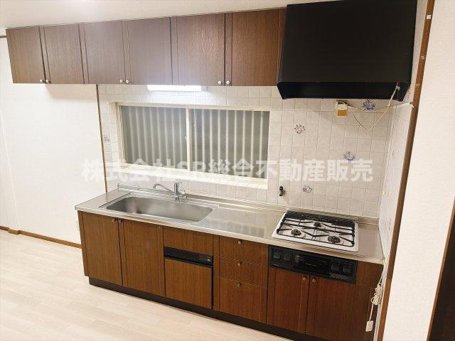 キッチン　3口ガスシステムキッチンでグリルも付いています♪