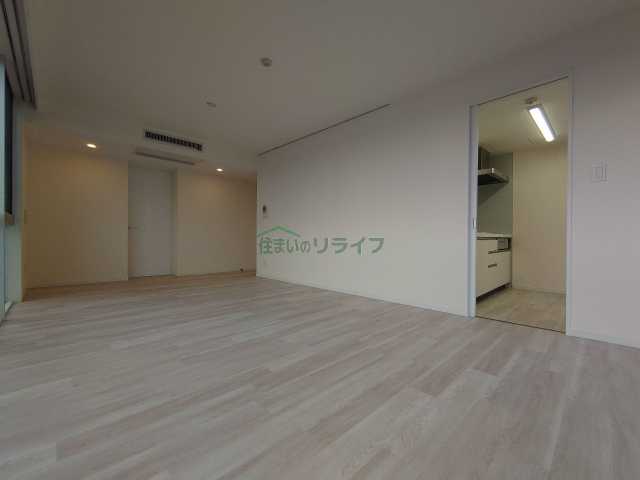 プライムアーバン市谷仲之町の居間写真