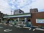 コンビニ　ファミリーマート本町五丁目店（コンビニ）まで426m