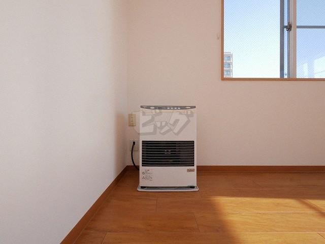 その他設備　経済的な灯油FF暖房です！