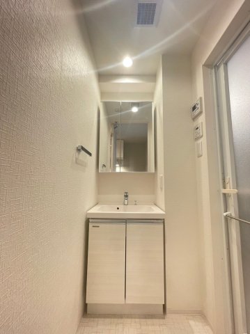 洗面設備　独立洗面台あり、毎朝おしゃれに忙しい女性の方におすすめです