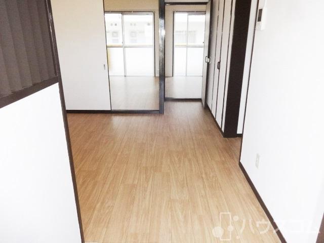 玄関　白を基調としたお部屋はとてもキレイです♪