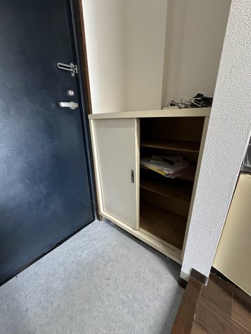 玄関　玄関には便利なシューズボックス付き